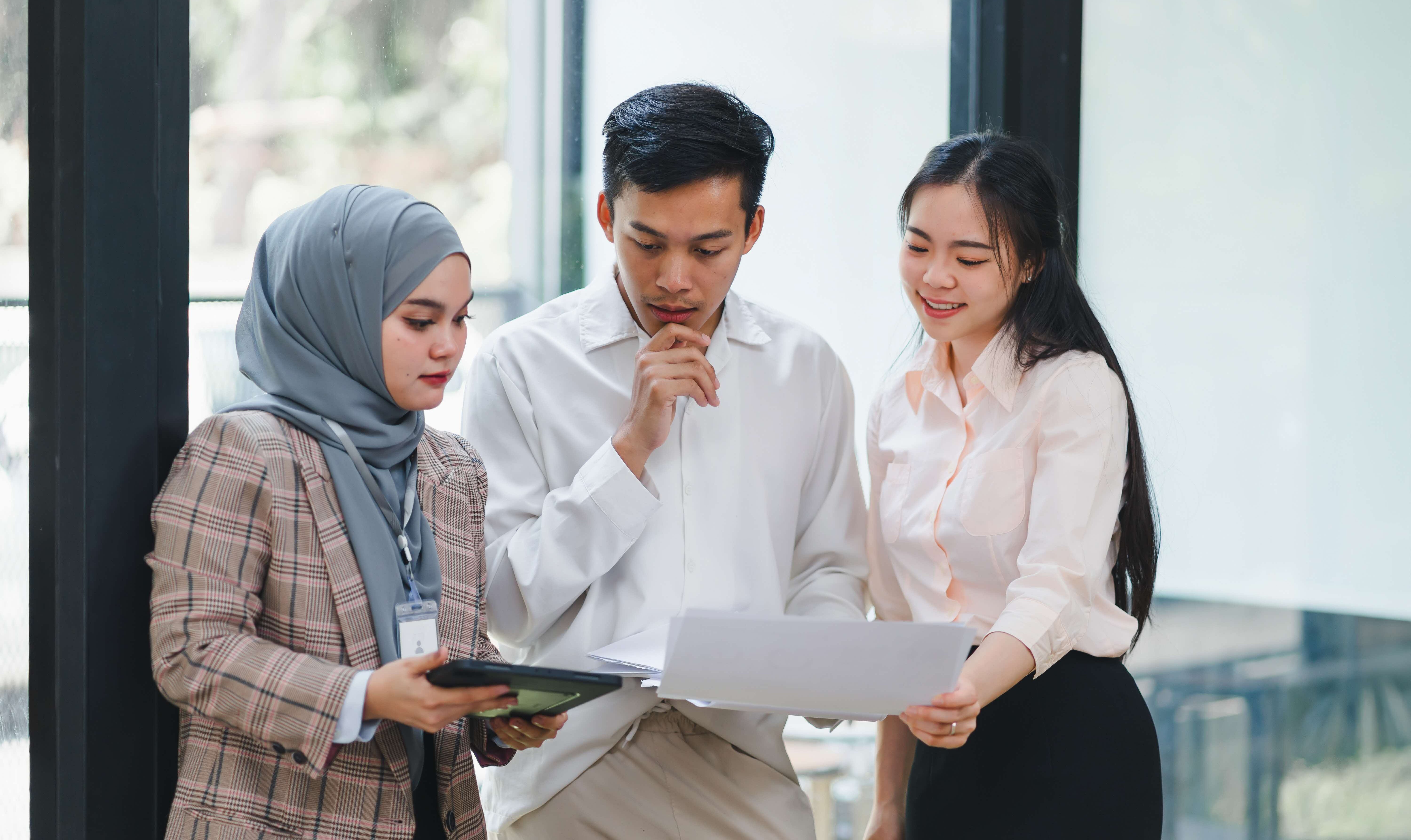 intro-img-1-Women in a team in the workplace discussing